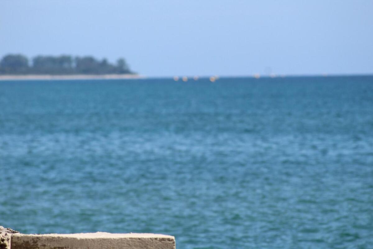 圣尼科劳Bord de mer, pieds dans l'eau, vue panoramique别墅 外观 照片