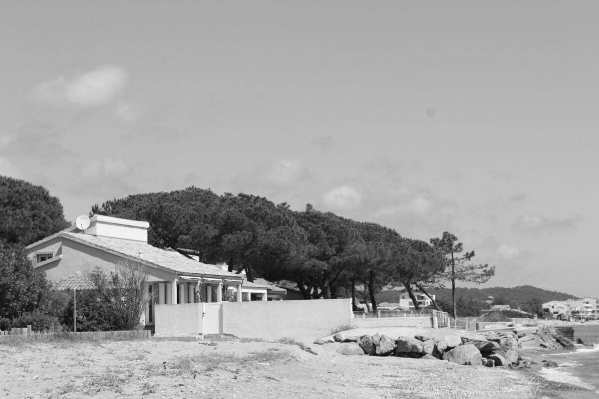 圣尼科劳Bord de mer, pieds dans l'eau, vue panoramique别墅 外观 照片